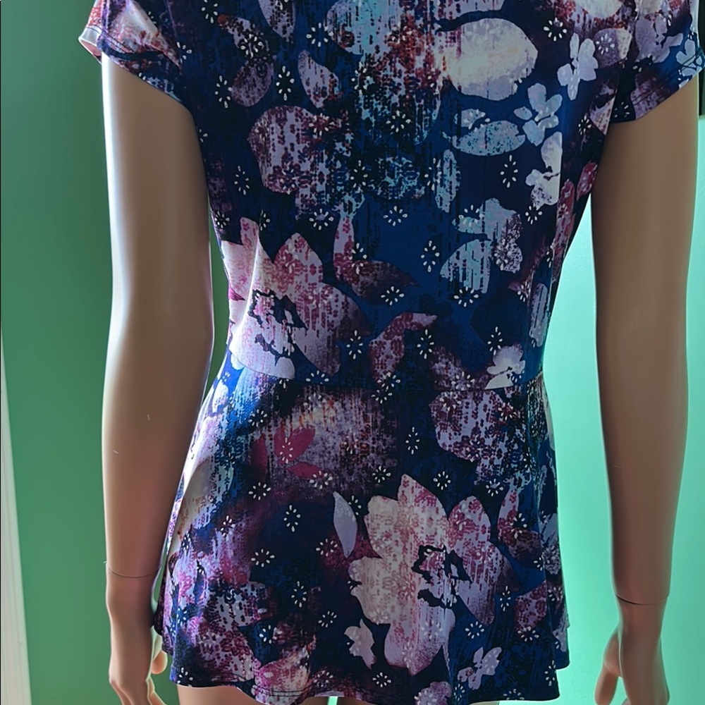 💜💜EUC Dana Buchman Fitted Blue and Purple Peplum Top💜💜 - Picture 6 of 9